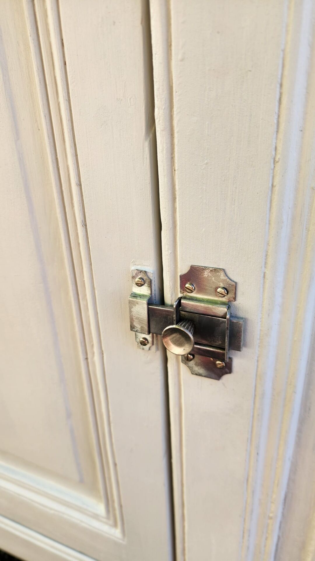 Très beau meuble parisien 2 portes en hêtre peint en gris très clair 1