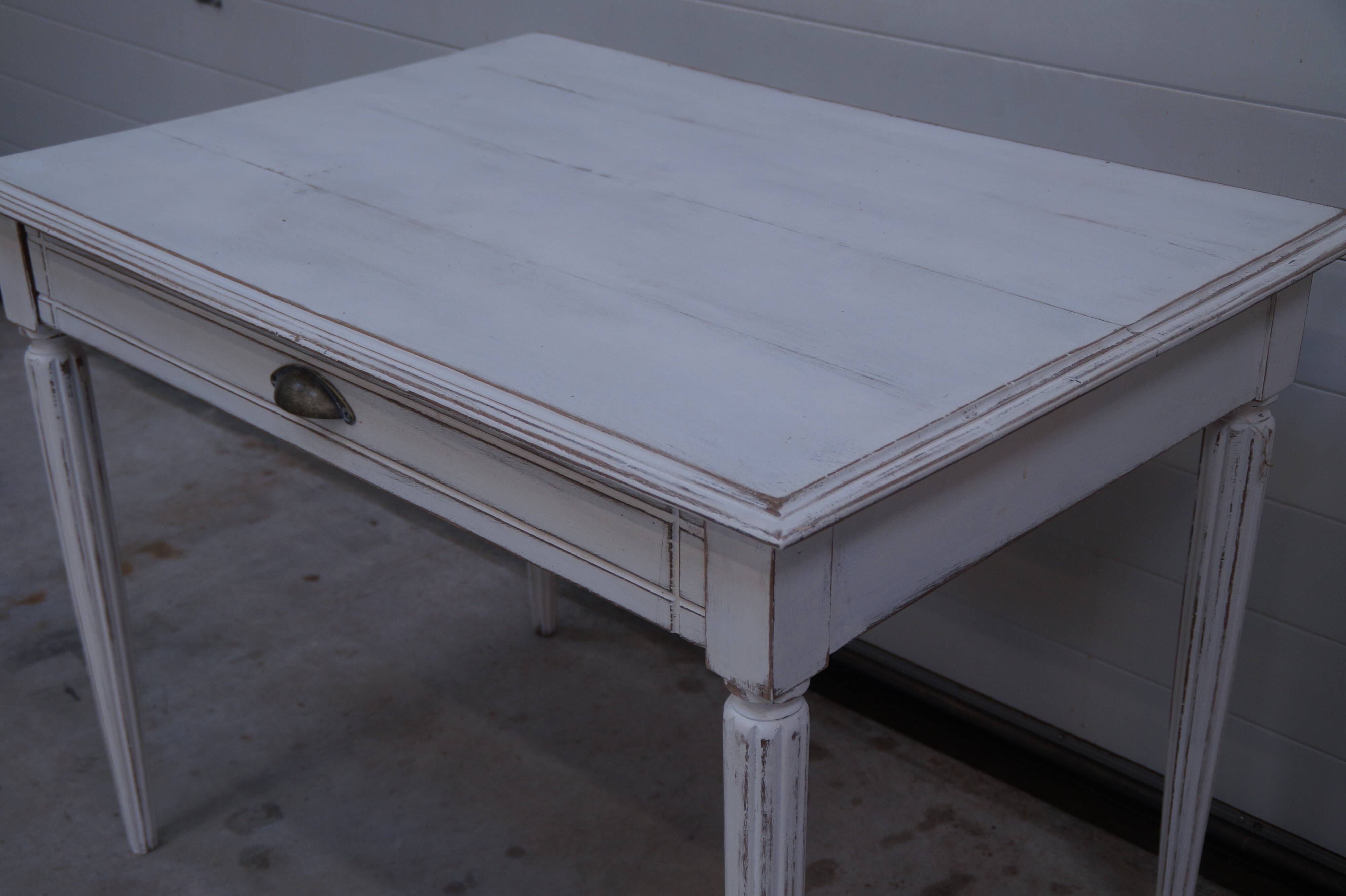 Bureau de style Louis XVI patiné