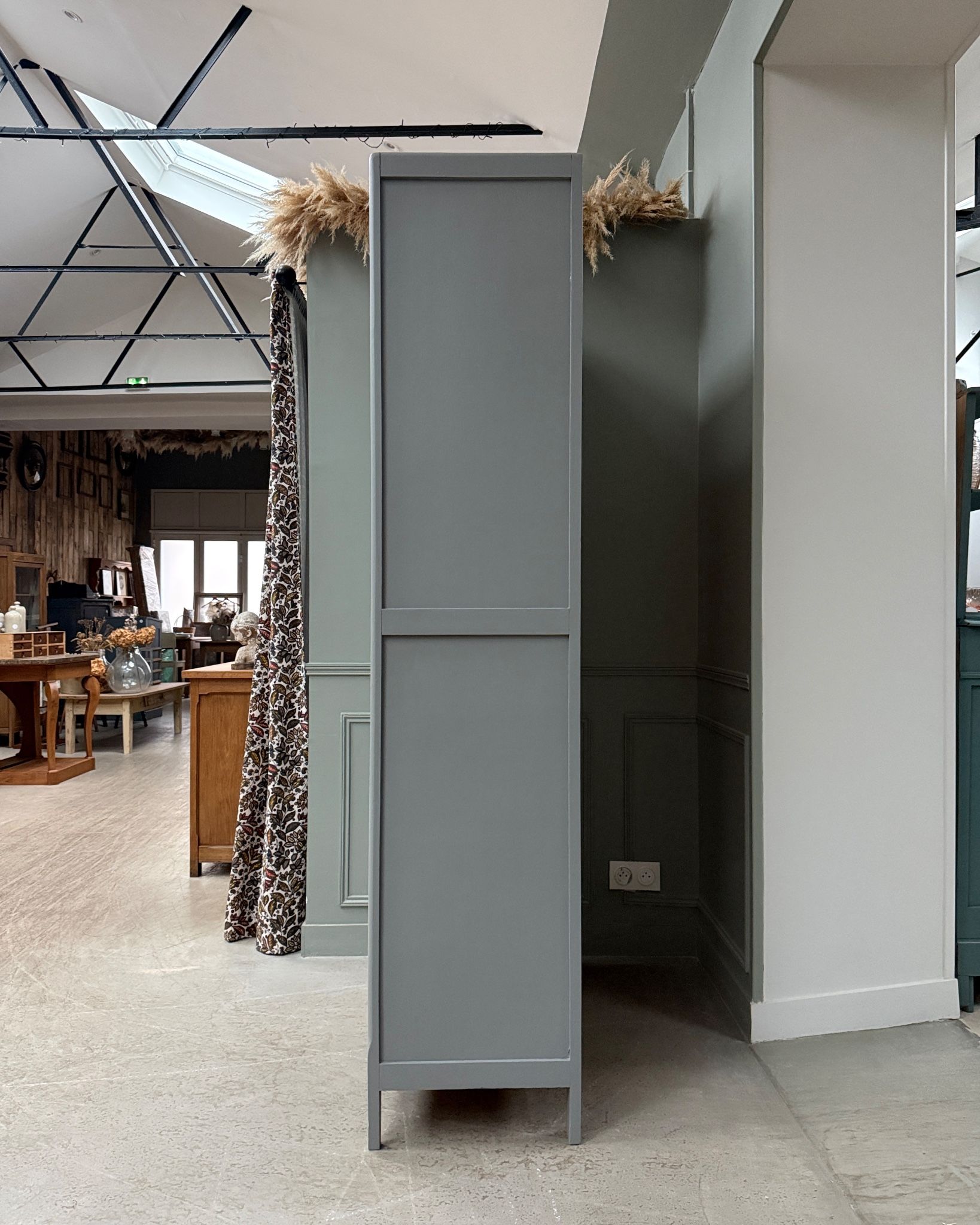 Armoire parisienne grise (rénovée)