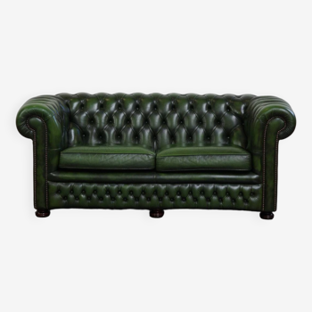 Très beau canapé Chesterfield anglais Springvale en cuir vert, spacieux 2 places