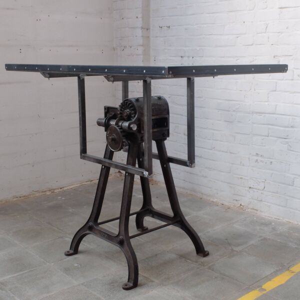 Table de bar industrielle emblématique