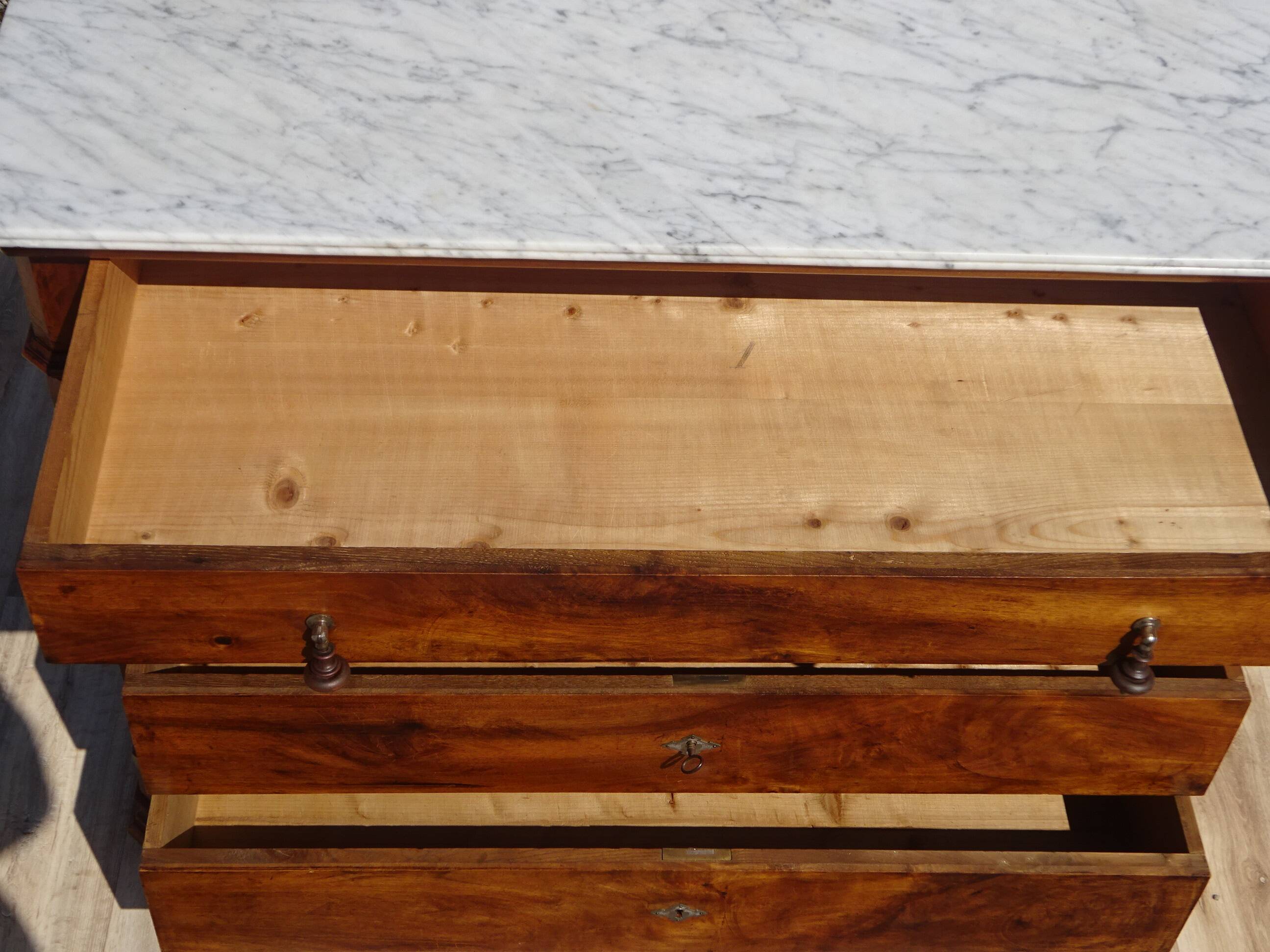 Ancienne commode Louis Philippe en noyer marbre blanc
