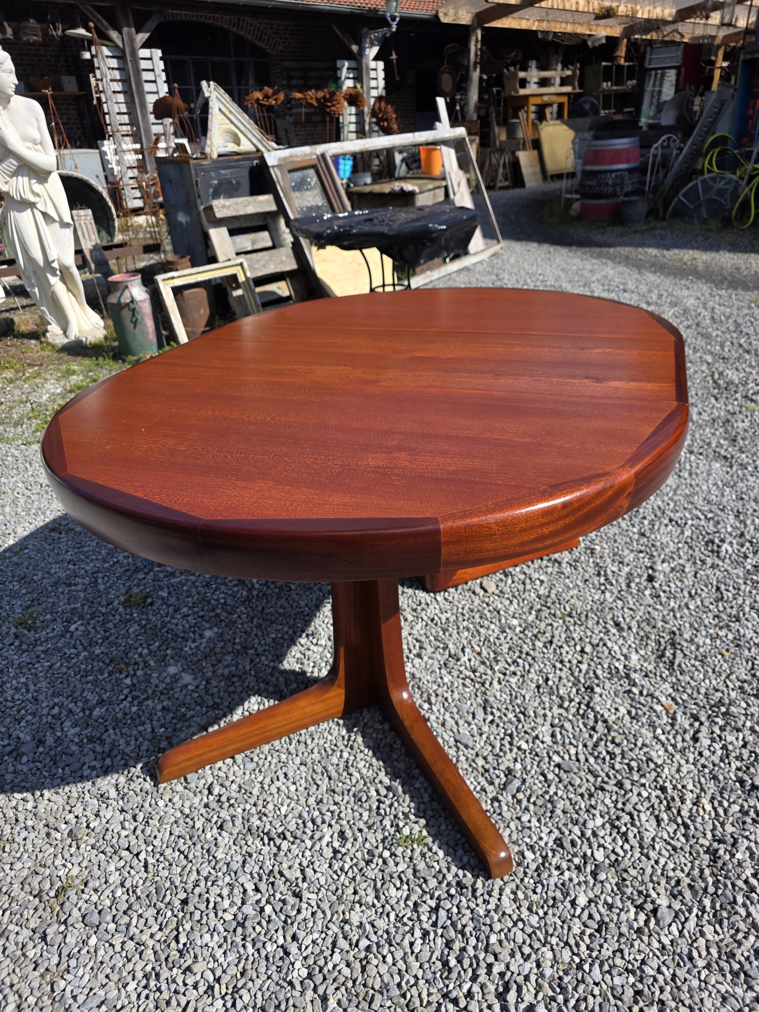 Baumann extendable table in teak from the 1960s.