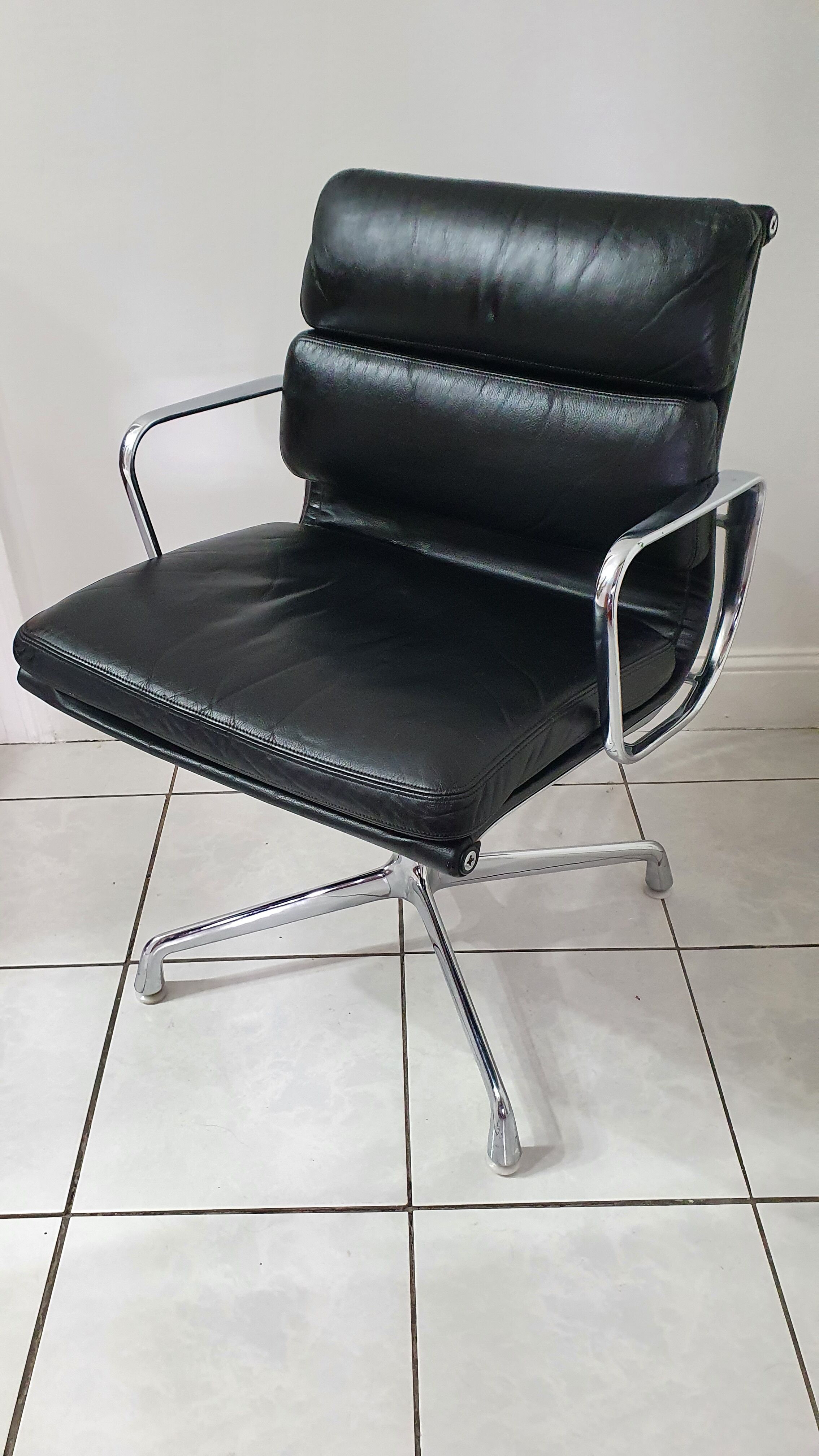 Fauteuil EA208 soft pad Charles et Ray Eames édition Herman Miller