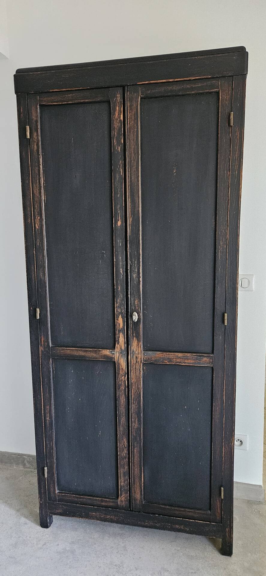 Ancienne Armoire parisienne d’école bois chêne noir