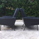 Paire de fauteuils skaï noir, 1960