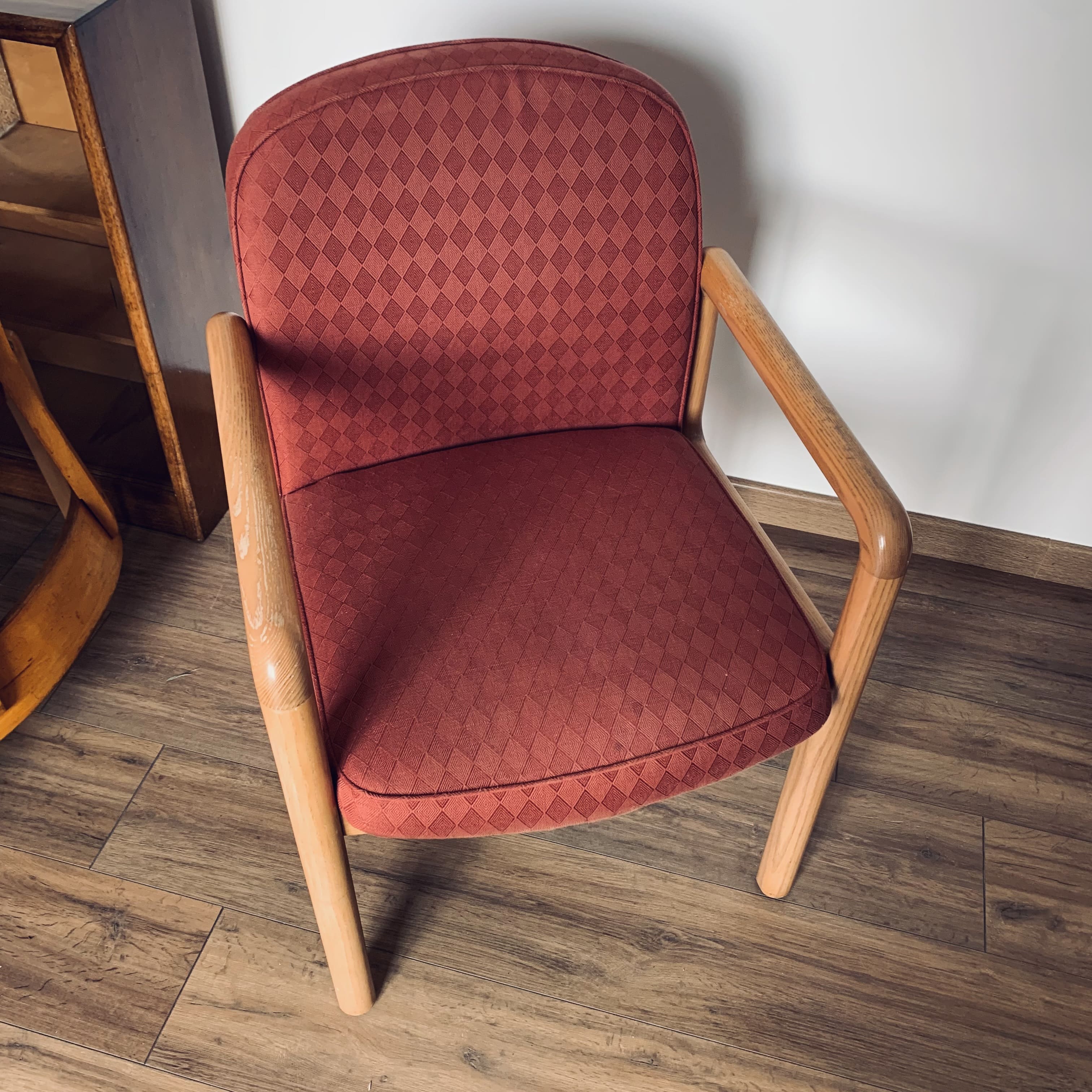 Powder pink armchair - light wood