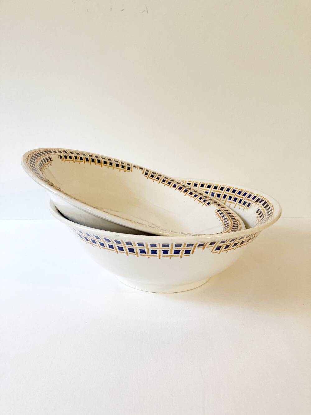 Large round dish from the Faïencerie Nouvelle de Givors, "Maryse" model