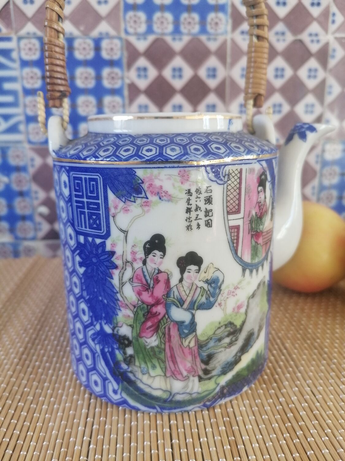 Japanese teapot "Geishas"