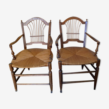 Deux fauteuils gerbe de style provençal du début 19éme siècle assises paillées