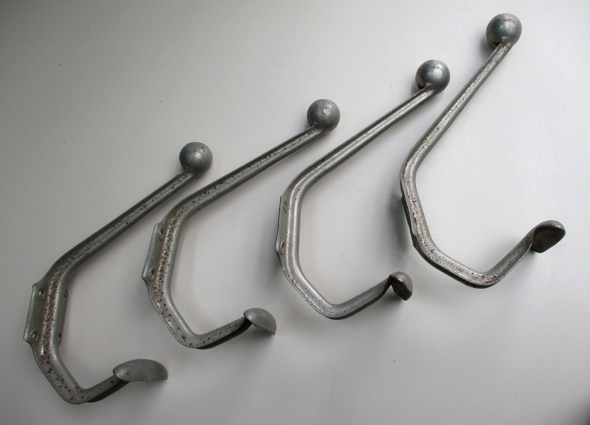 Quatre patères industrielles en fer
