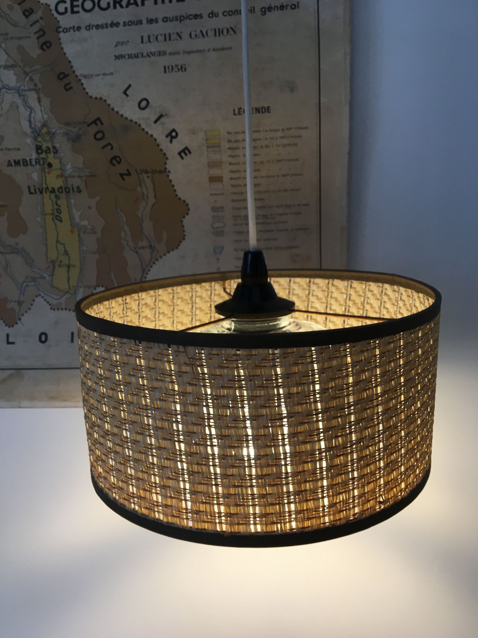 Suspension vintage globe verre et abat jour raphia