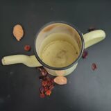 Cafetière en tôle émaillée jaune
Vintage