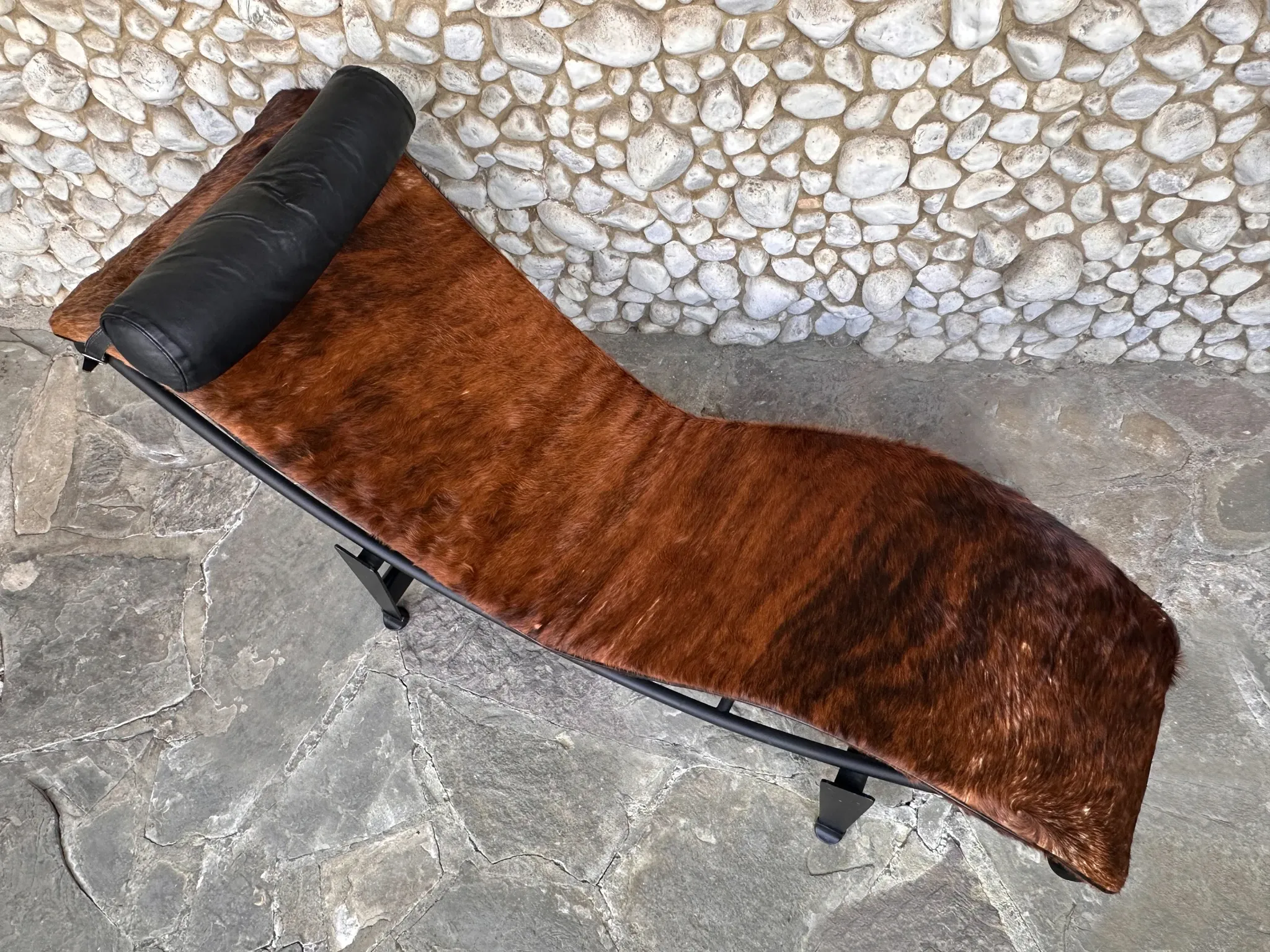 LC4 chaise longue in cowhide and black frame by Cassina, 1970–80