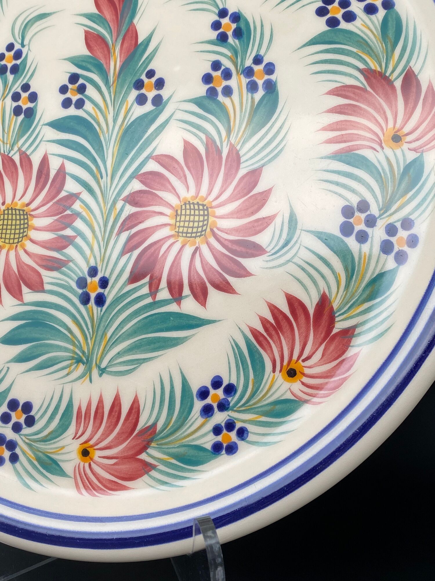 Serving dish and ceramic presentation of Quimper floral motif