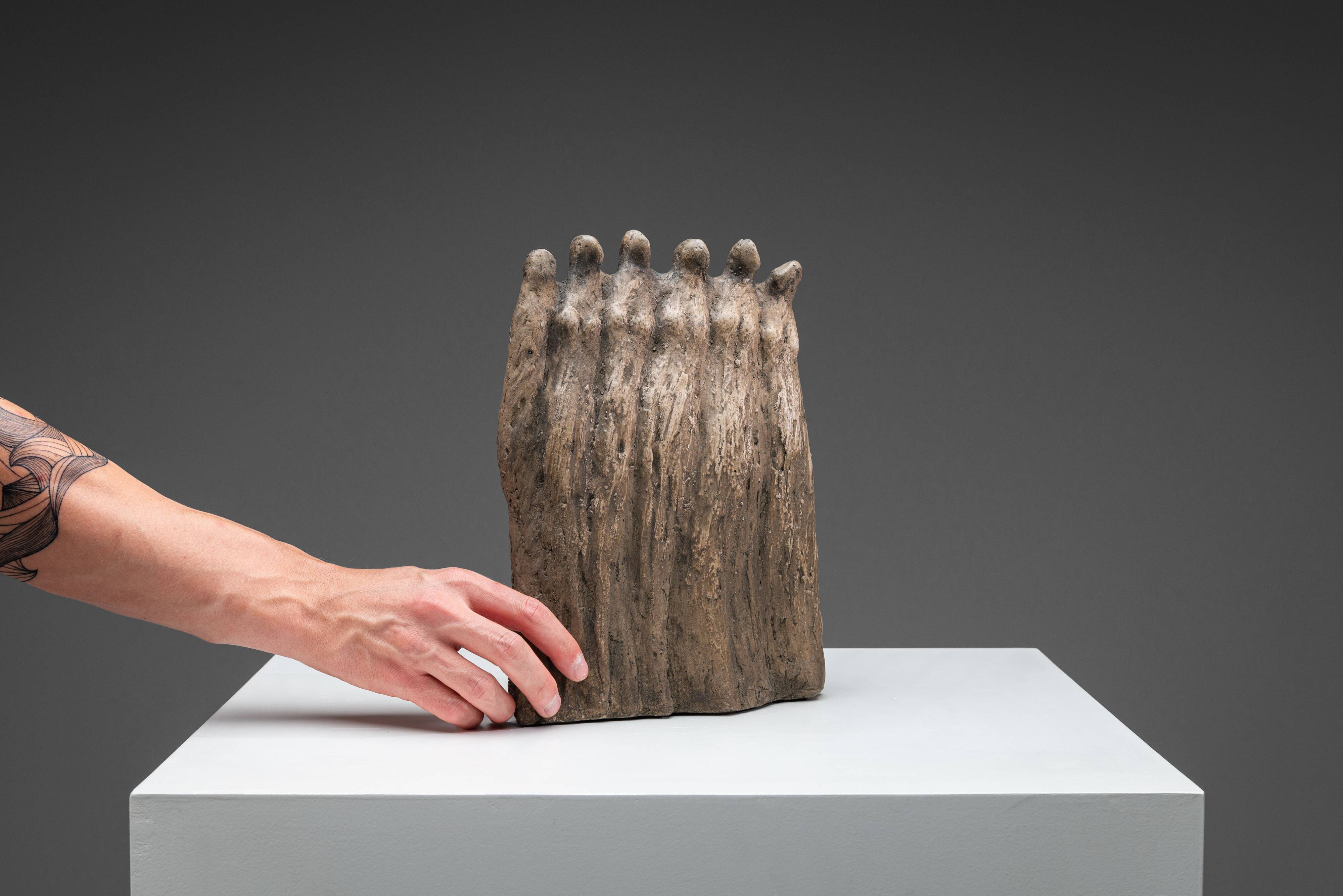 Groupe sculptural abstrait de six figures féminines