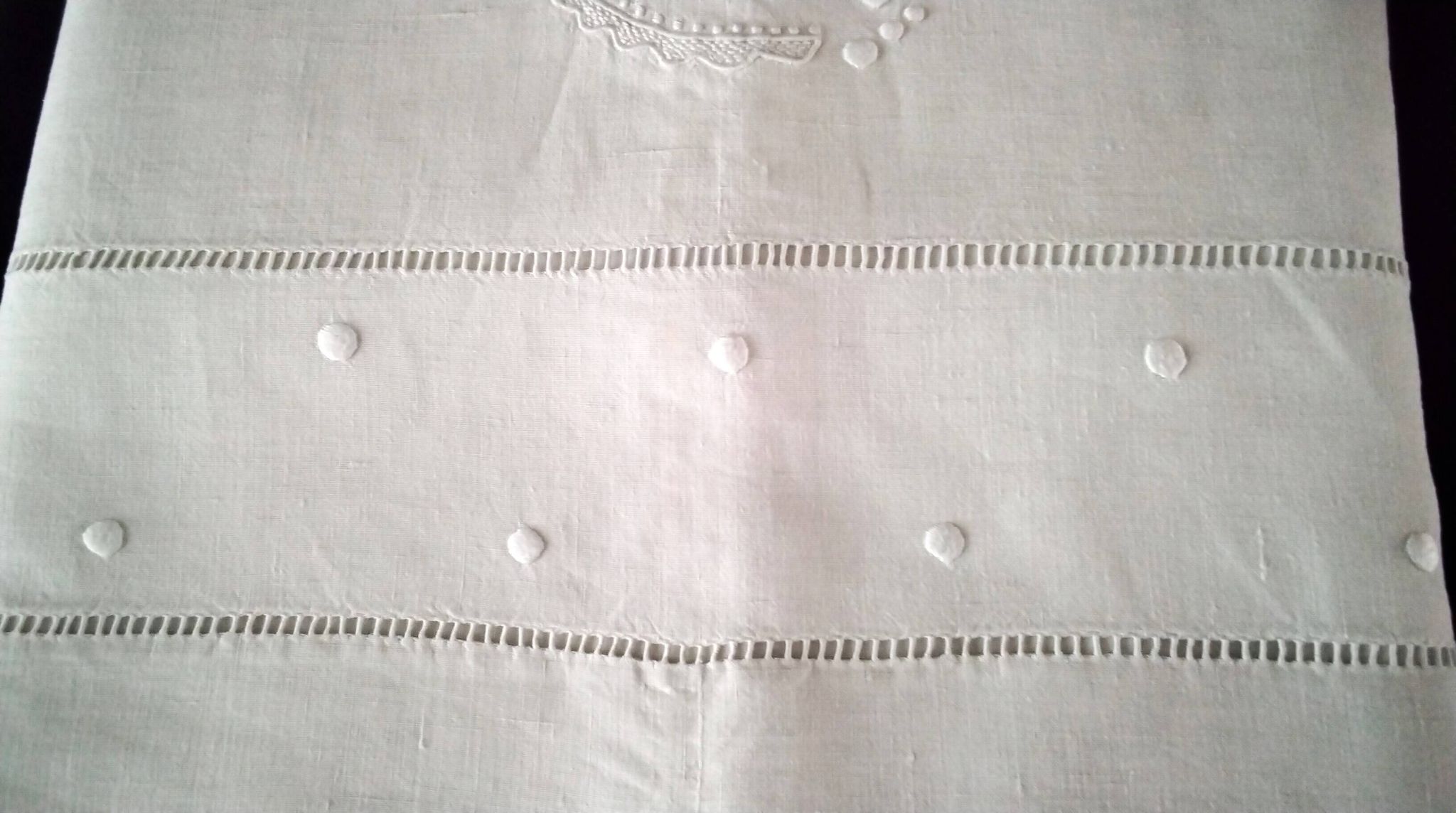 Drap ancien en lin monogrammé JB  Brodé de pois et jours échelles en retour