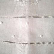 Drap ancien en lin monogrammé JB  Brodé de pois et jours échelles en retour