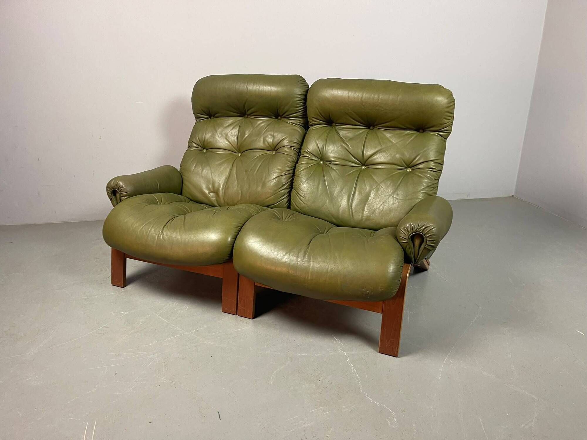 Supercomfy Scandinavian Rybo Rykken Olivegreen Leather 2-Seater Ry-Wing