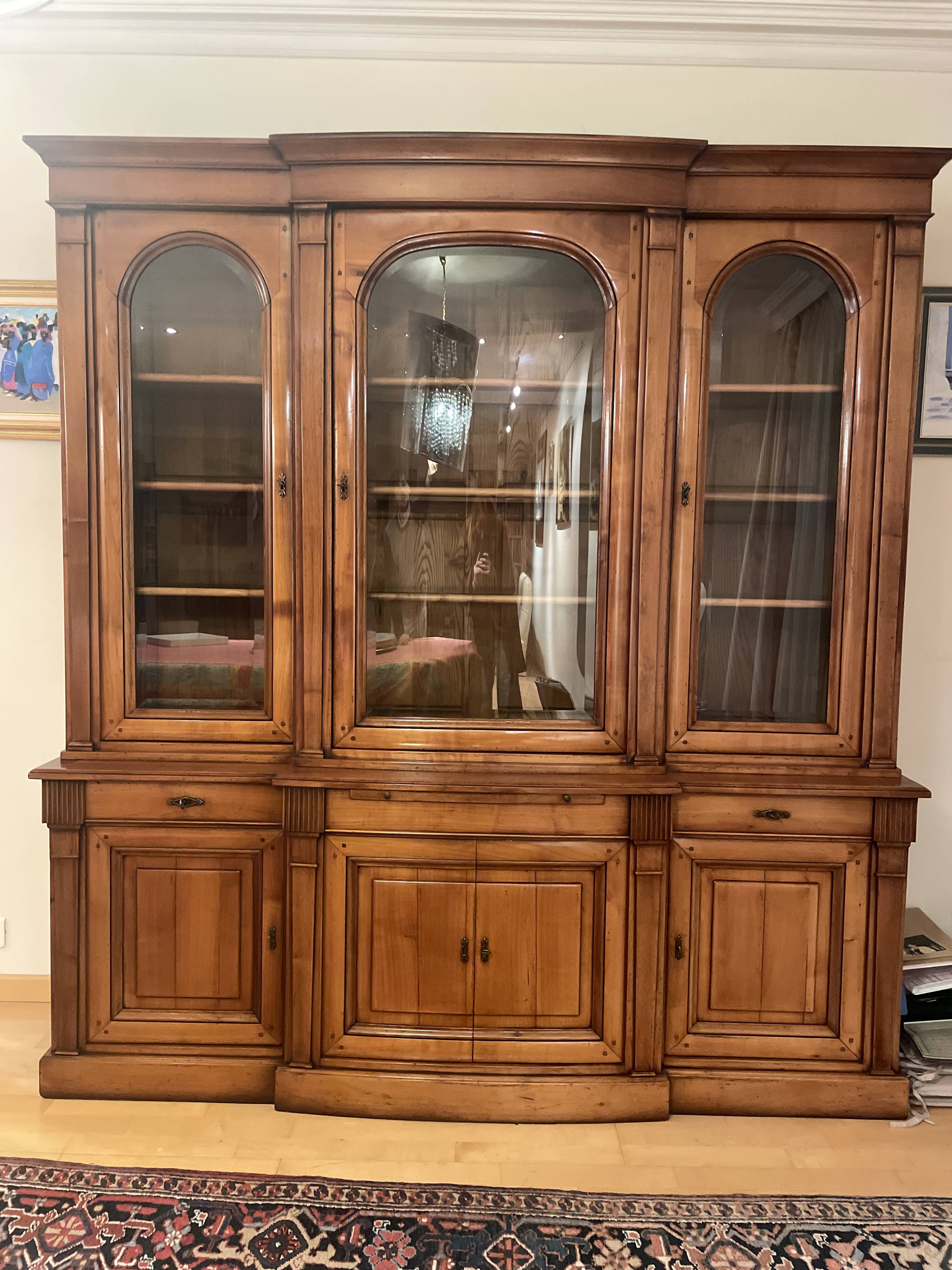 Solid wood dresser – classic style – very good condition