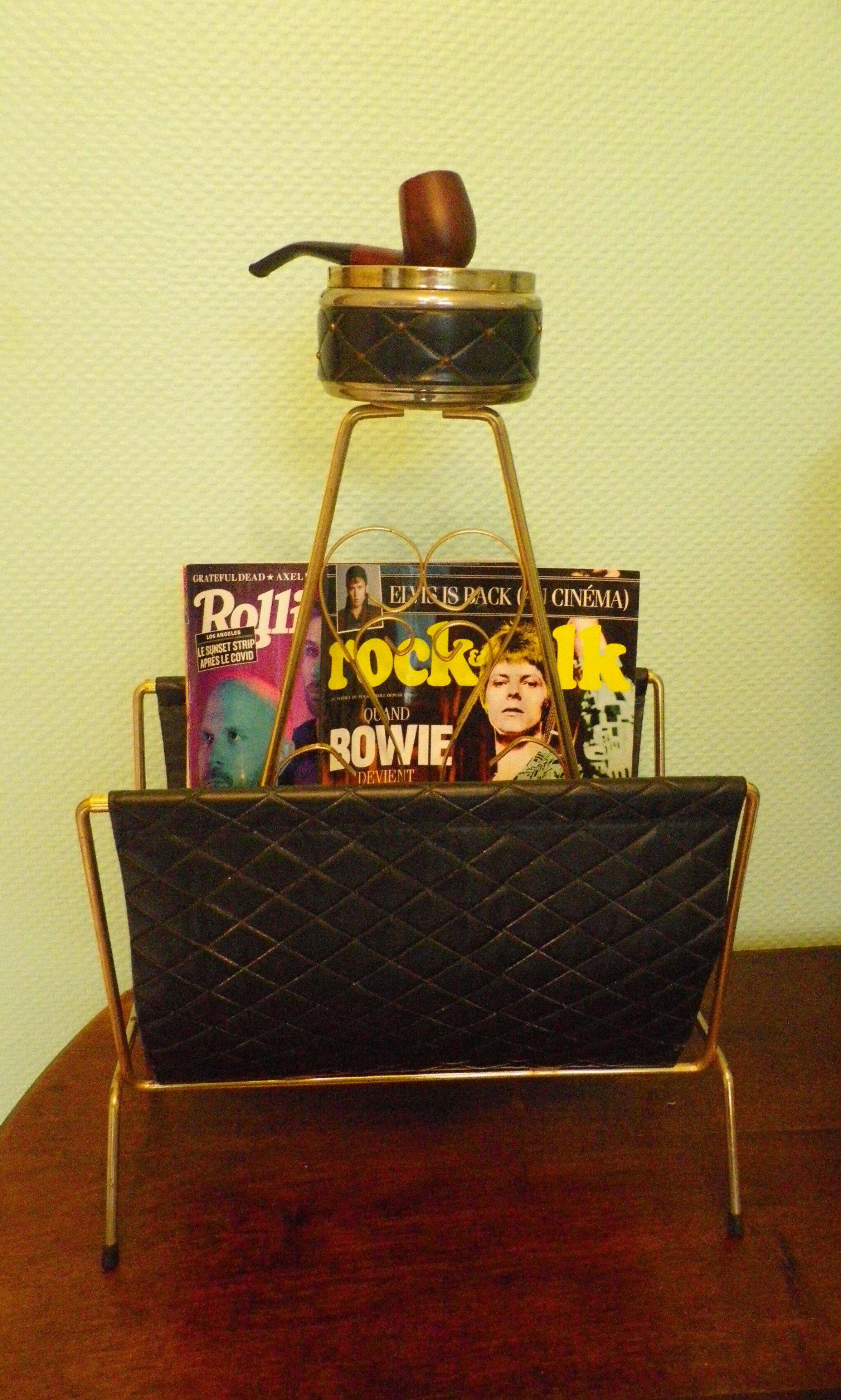 Free-standing ashtray with magazine holder
