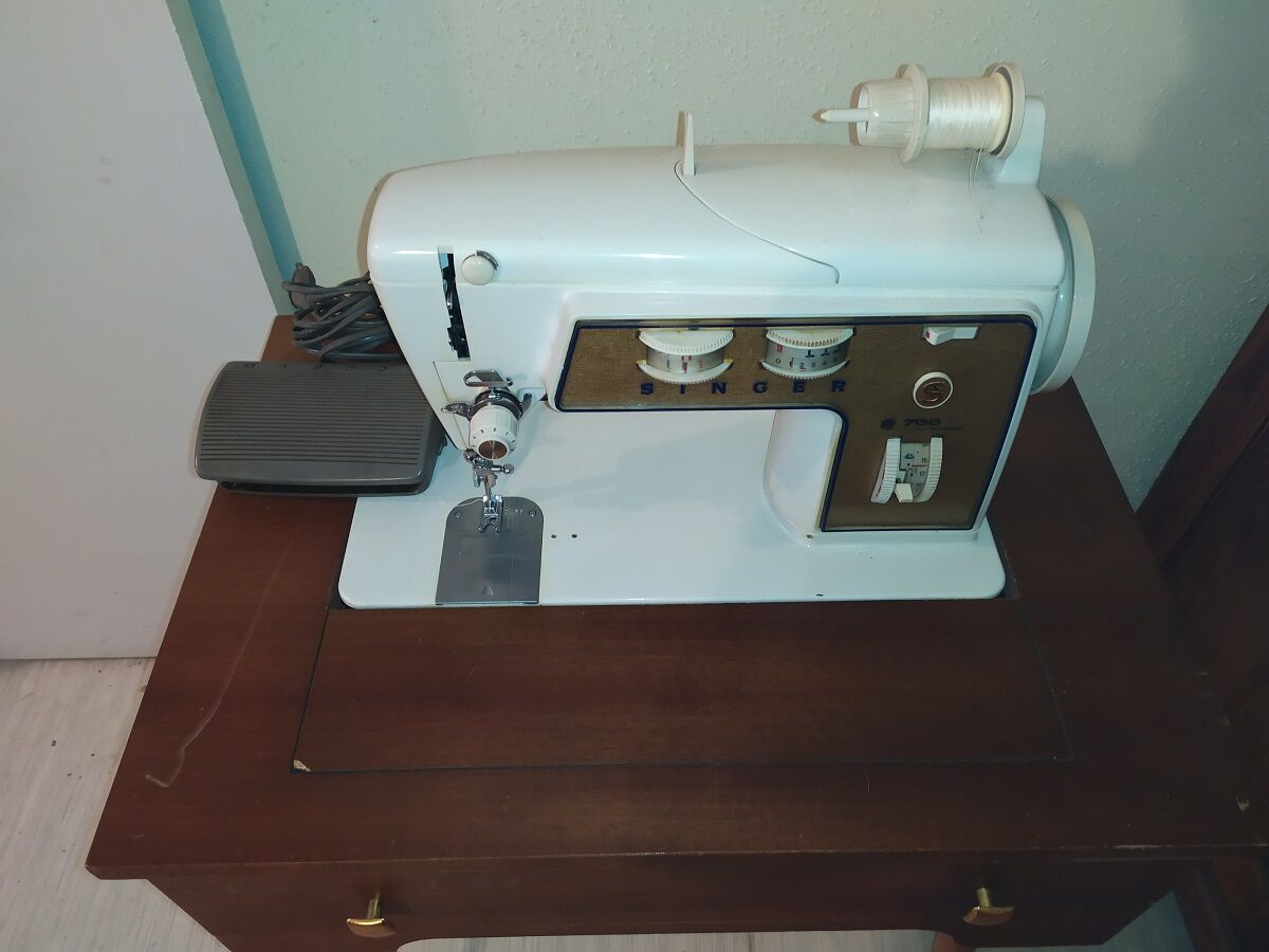 Furniture singer 700 and sewing machine