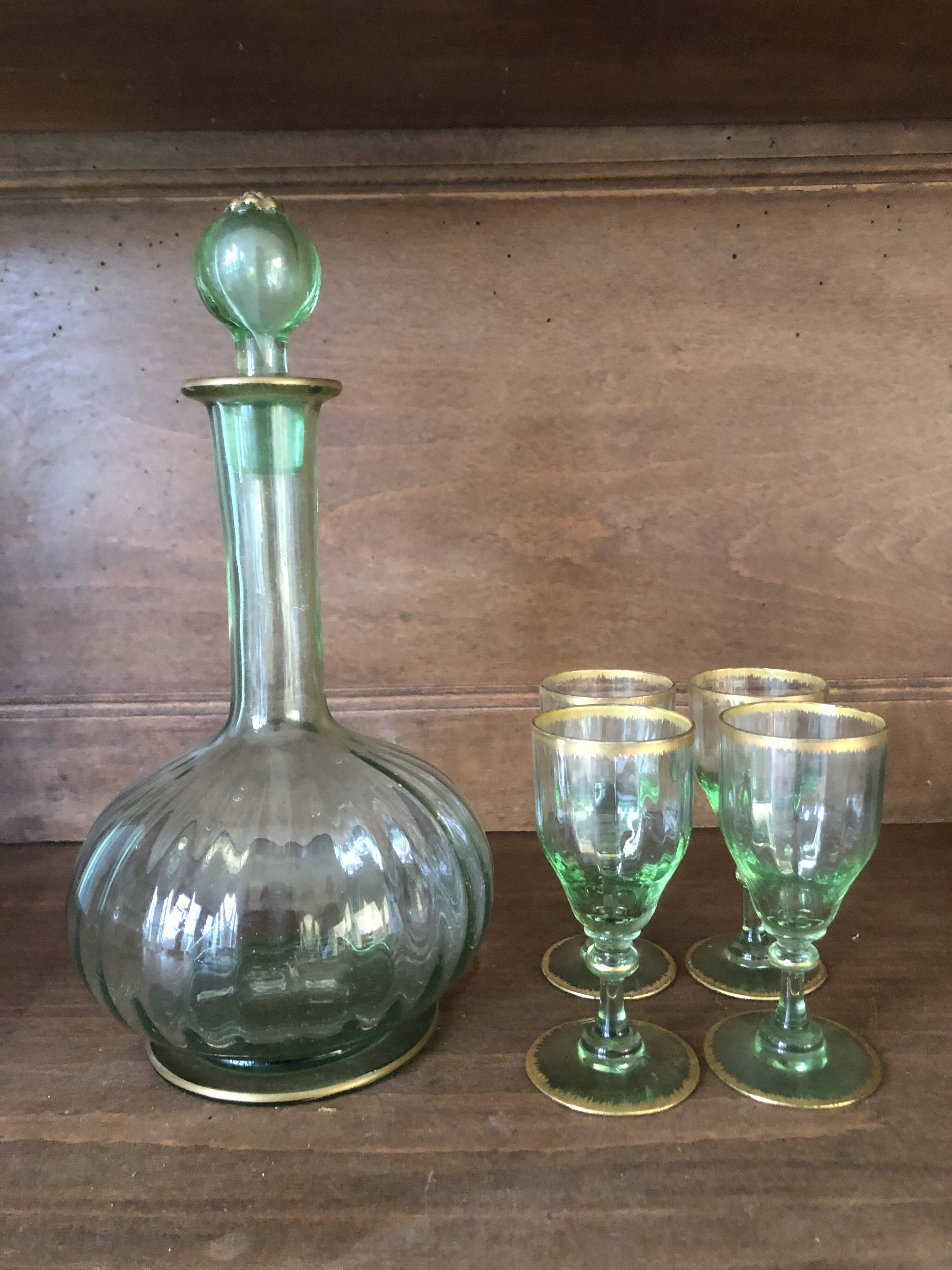 Carafe à liqueur avec ses verres en verre vert et doré
