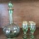 Carafe à liqueur avec ses verres en verre vert et doré