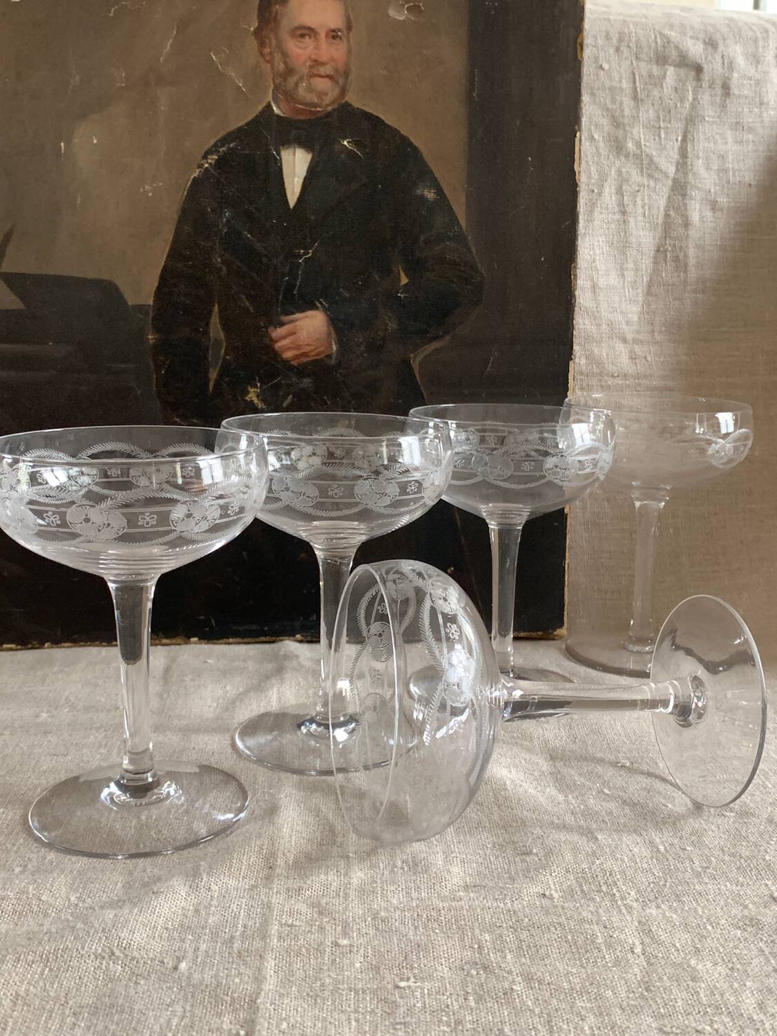 5 coupes à champagne en cristal gravé