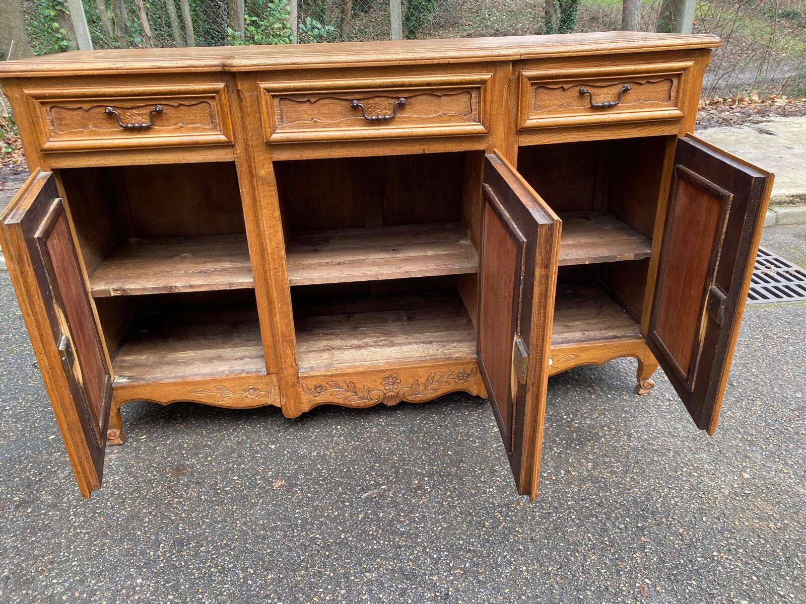 Buffet Louis XV époque 19ème en bois chêne massif