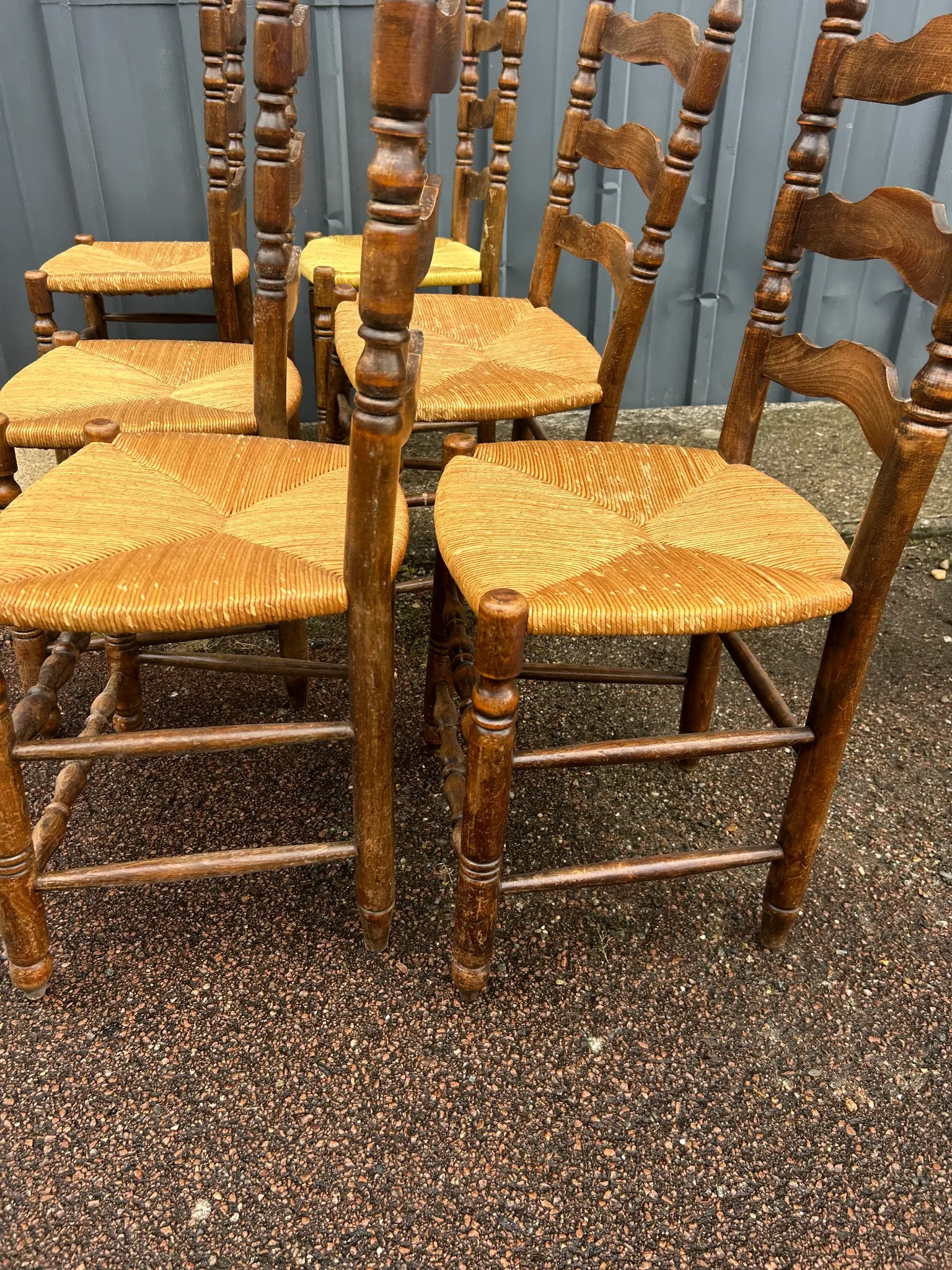 Série de six  chaises rustiques paillées