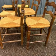 Série de six  chaises rustiques paillées