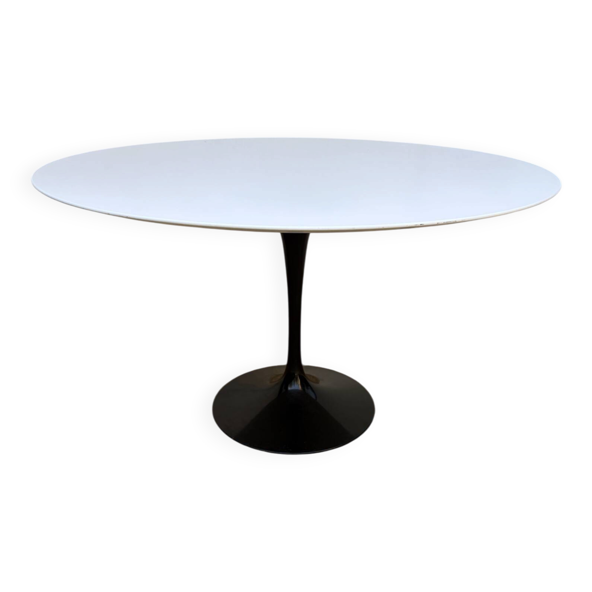 Tulip round table by Eero Saarinen for Knoll