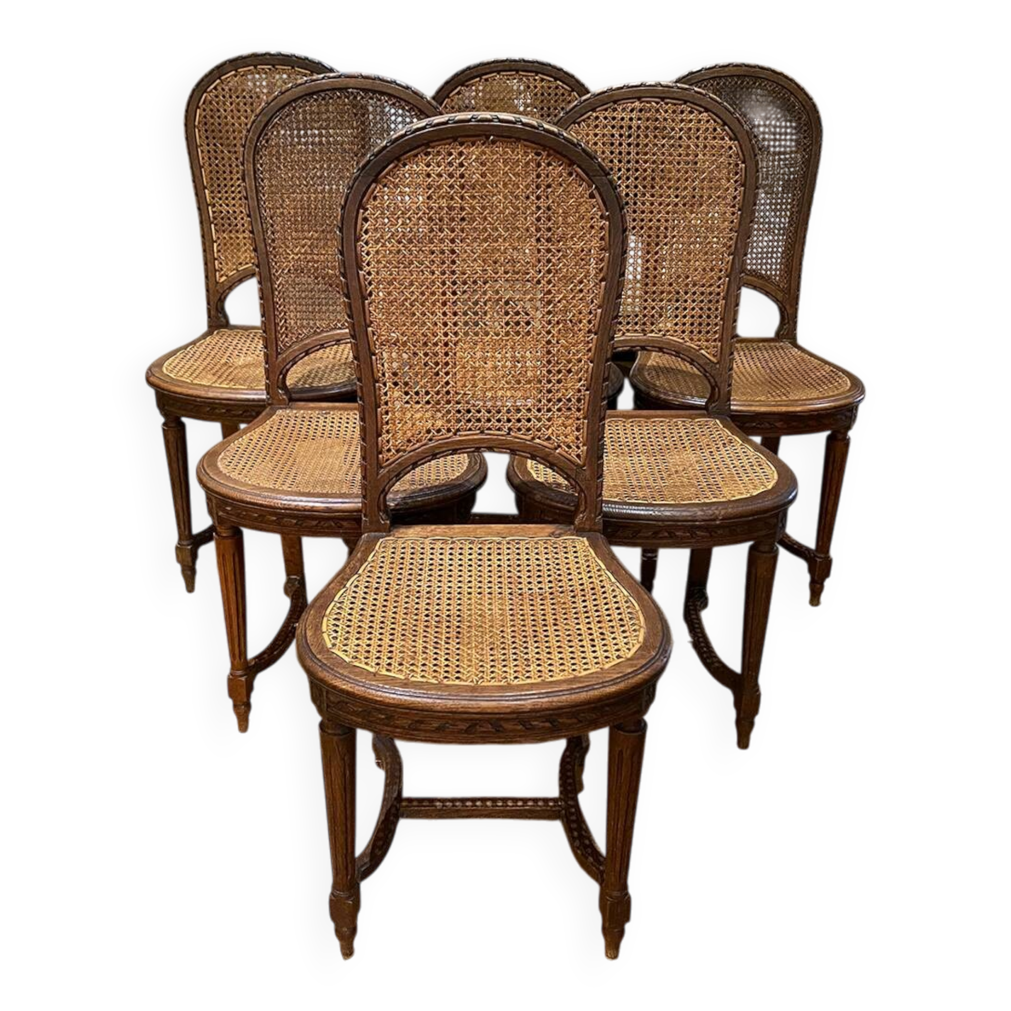 Série de six chaises de style Louis XVI. Assises et dossiers cannés.