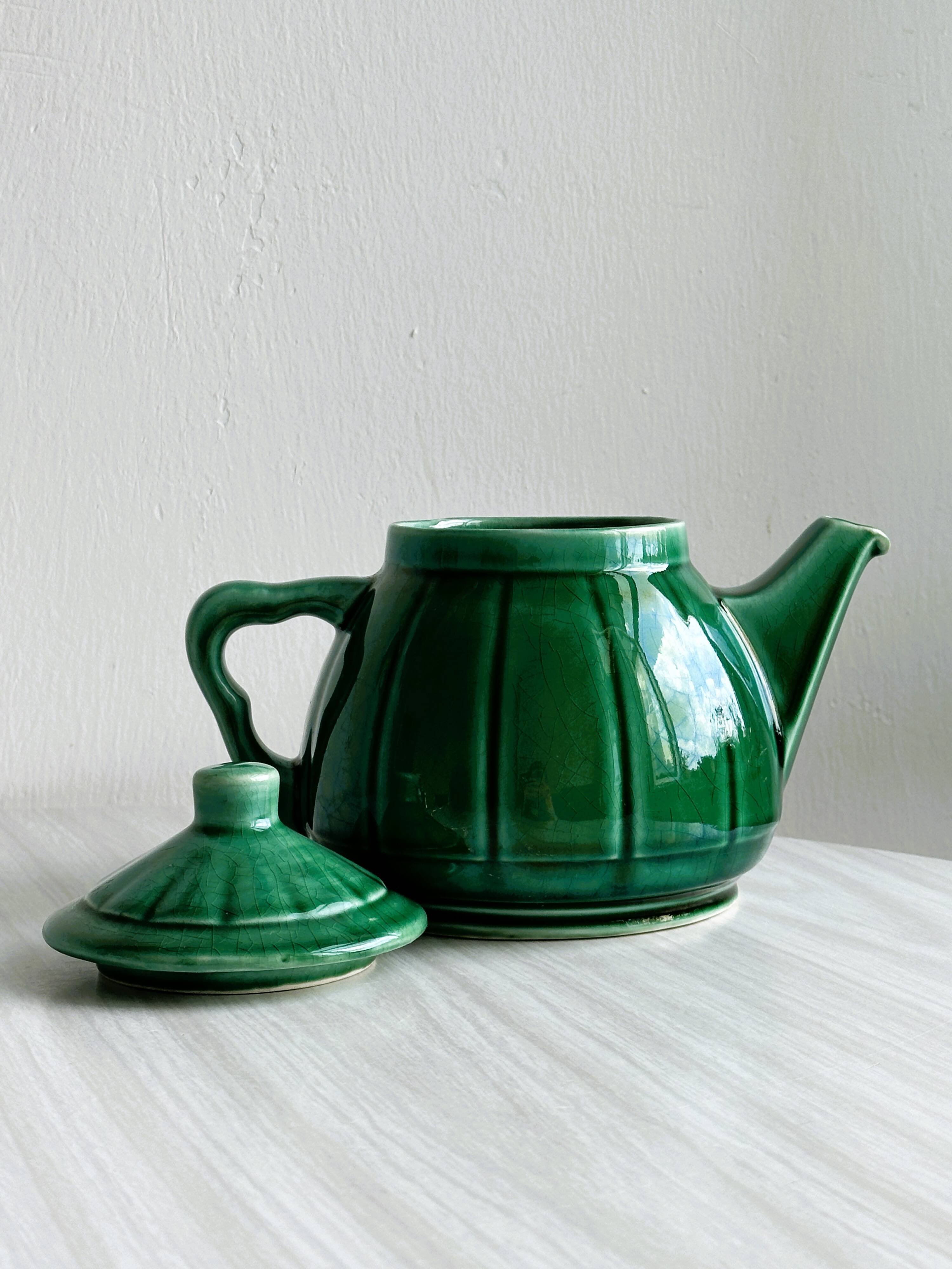 Ceramic teapot, bright green.