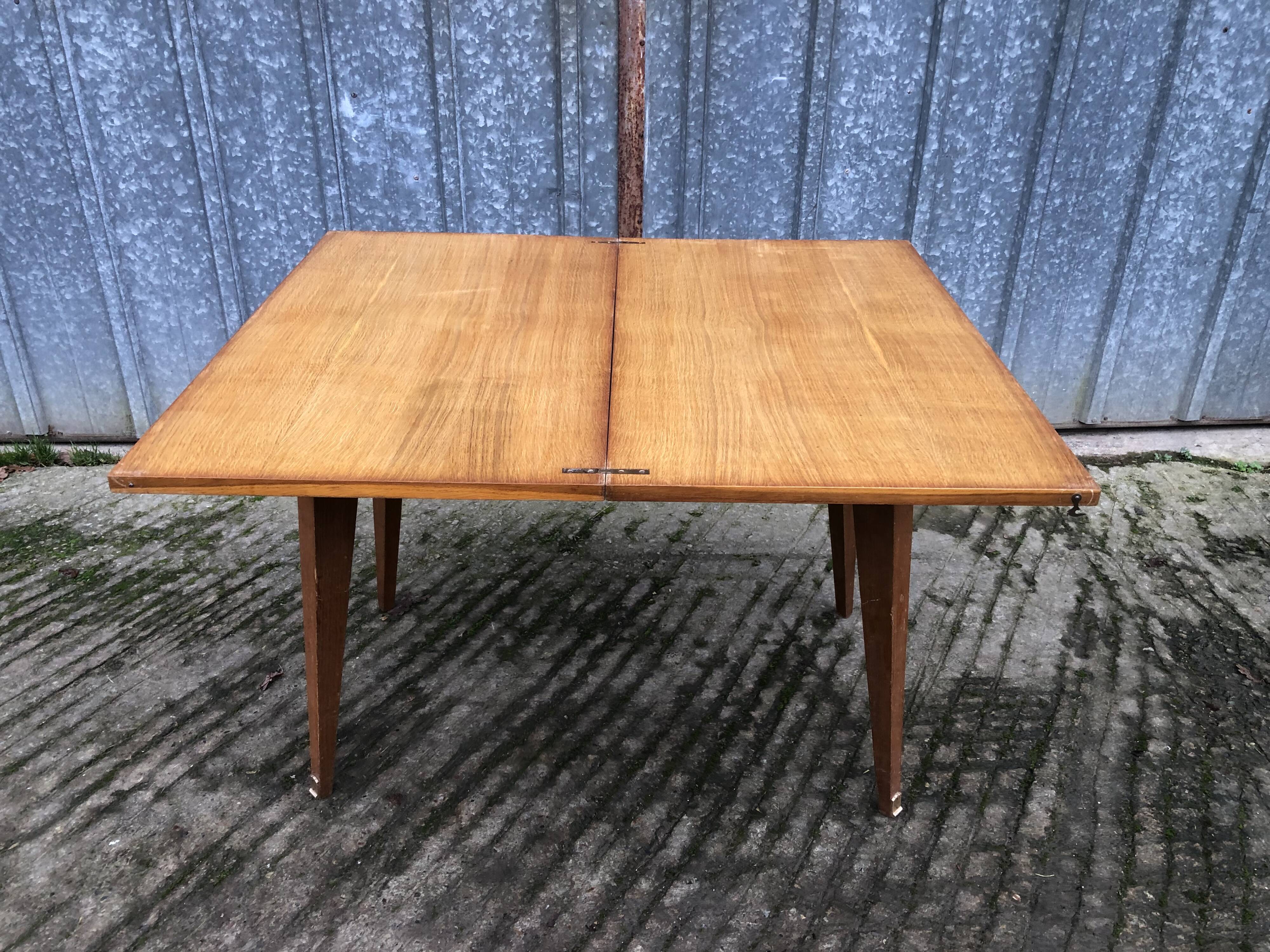 Table vintage portefeuille en chêne aux pieds compas.