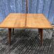 Table vintage portefeuille en chêne aux pieds compas.