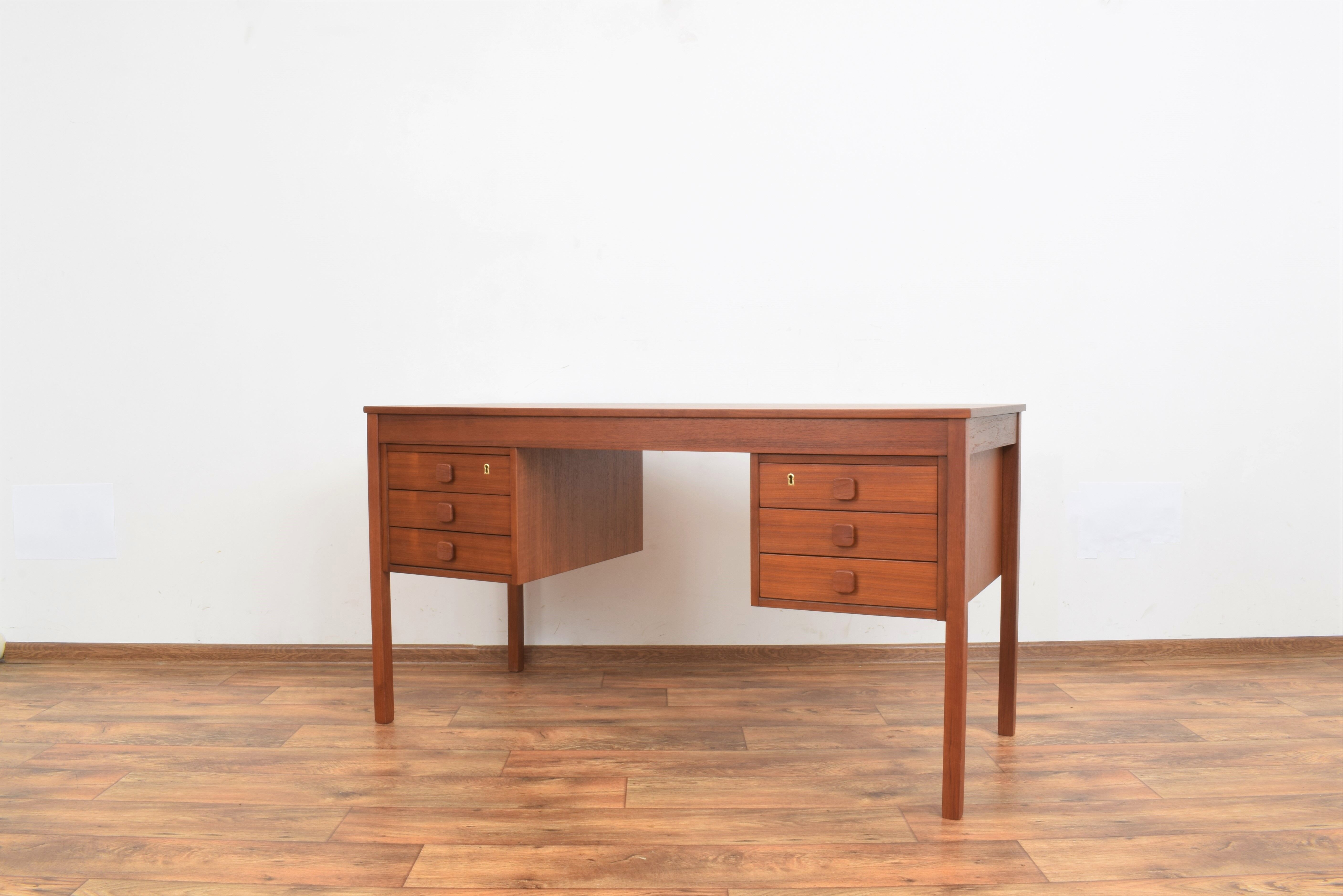 Bureau en teck danois du milieu du siècle de Domino Møbler, années 1960.