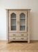 Vitrine ancienne en bois beige avec portes vitrées