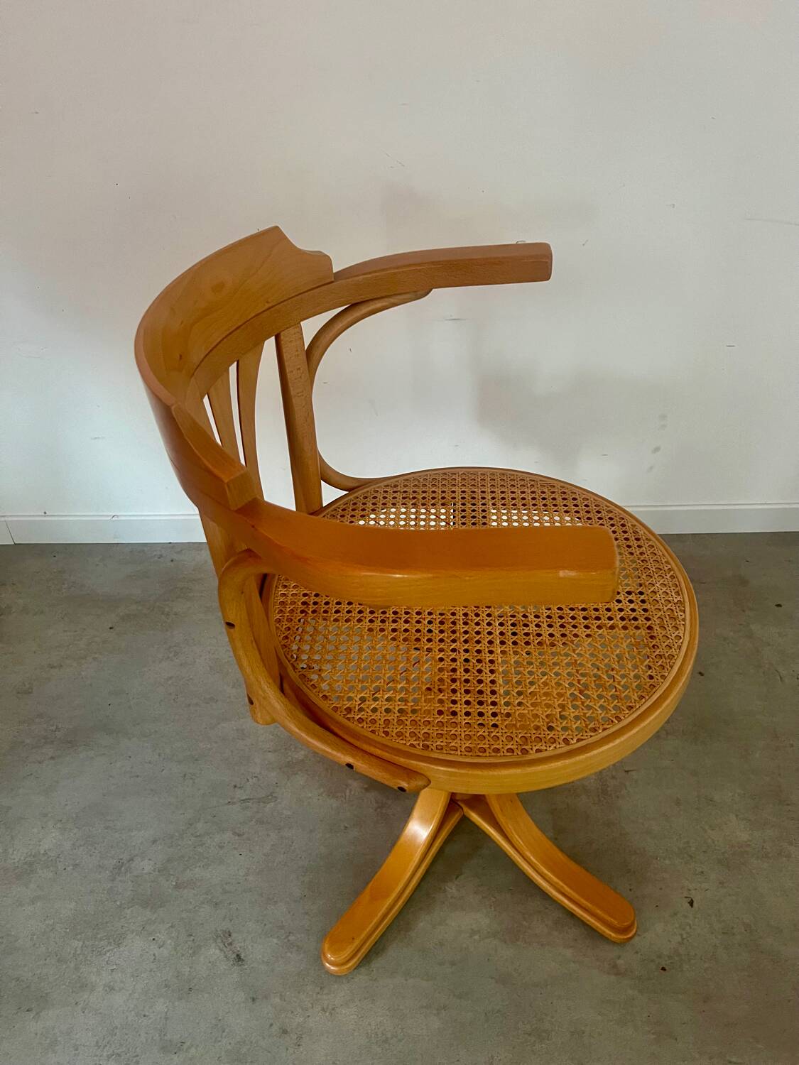 Old “American” office armchair in blond oak wood, curved cannage design, 60s vintage