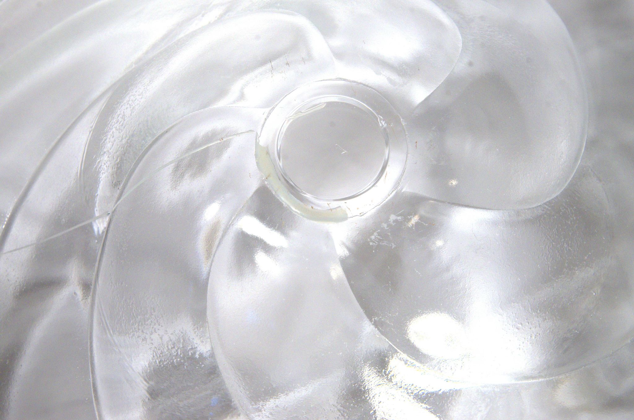 Coupe art-déco en verre pressé légèrement opaque, forme torsadée, 35x12cm