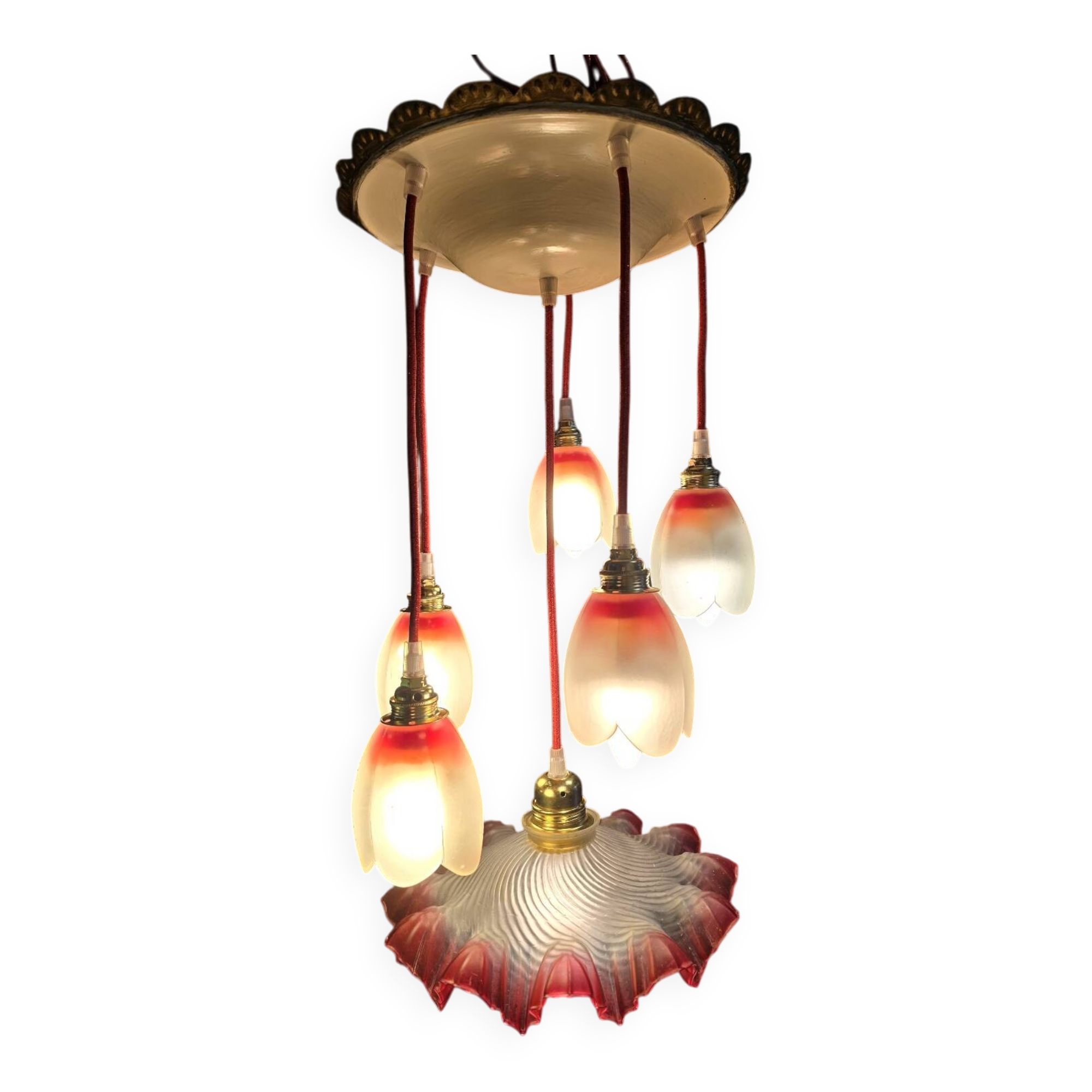 Suspension with tulips and a red scalloped lampshade.