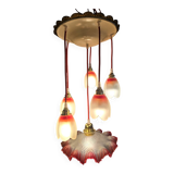 Suspension with tulips and a red scalloped lampshade.