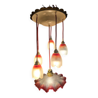 Suspension with tulips and a red scalloped lampshade.
