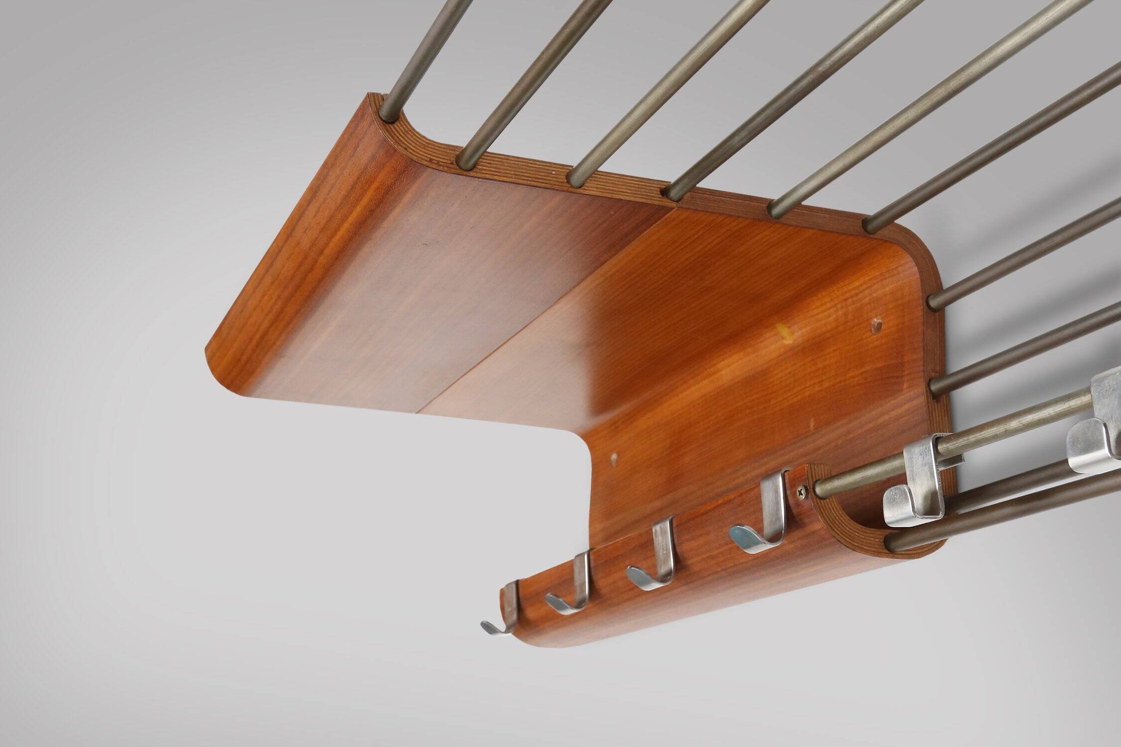 Porte-manteau de milieu de siècle en contreplaqué cintré attribué à De Coene, Belgique, années 1960.