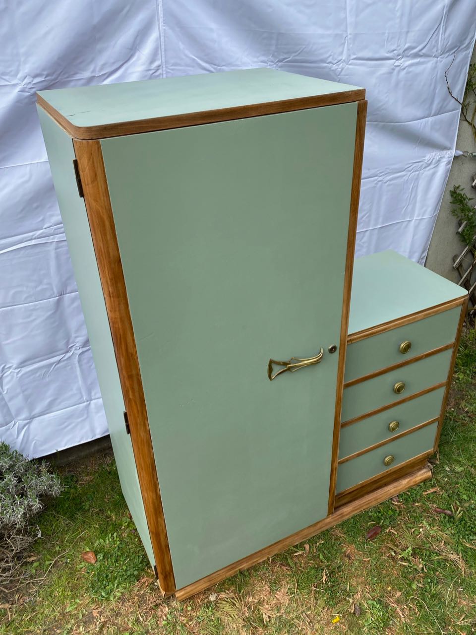 Asymmetric cabinet
