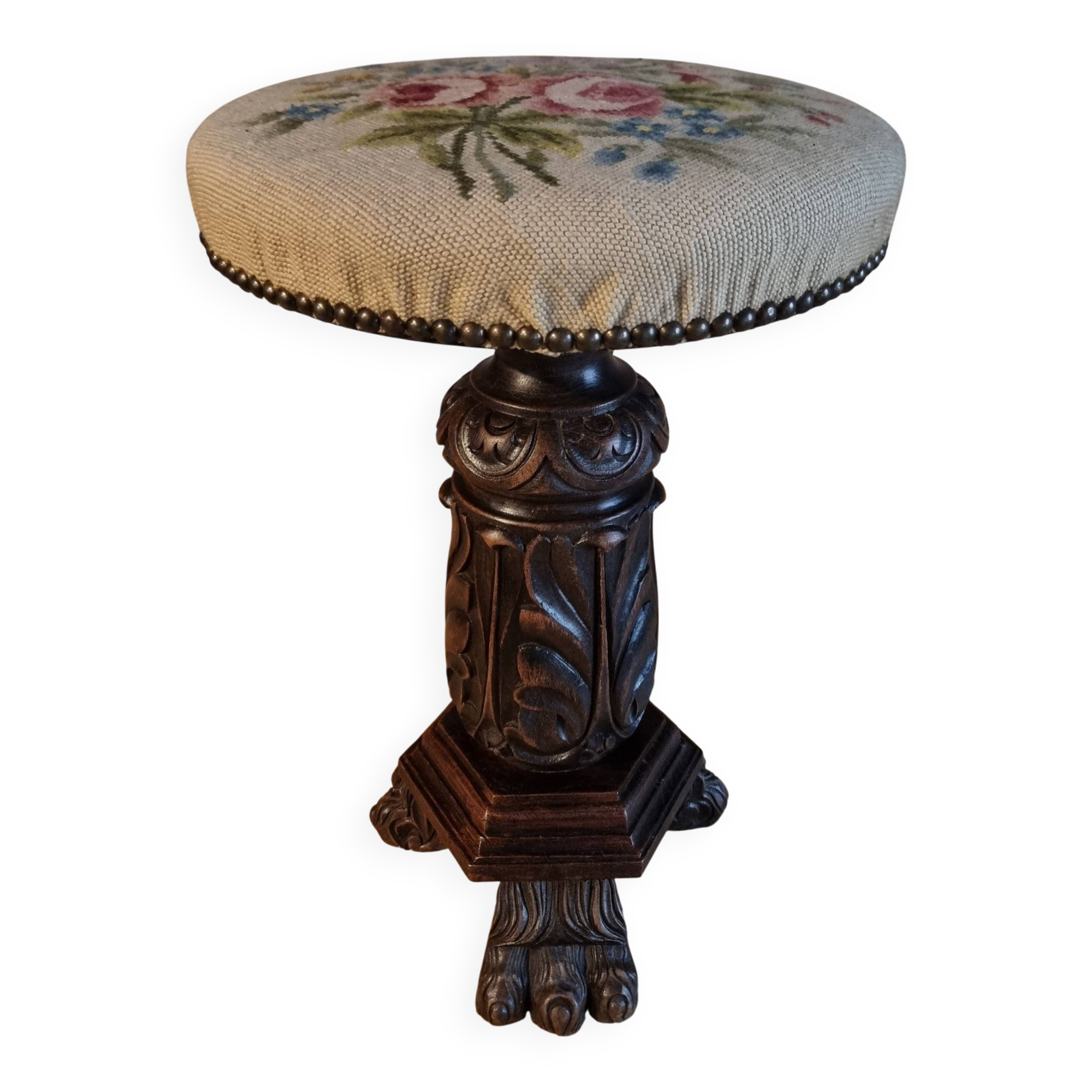 Tabouret de piano ancien en bois réglable avec base sculptée et assise en tapisserie, vers 1880–1910