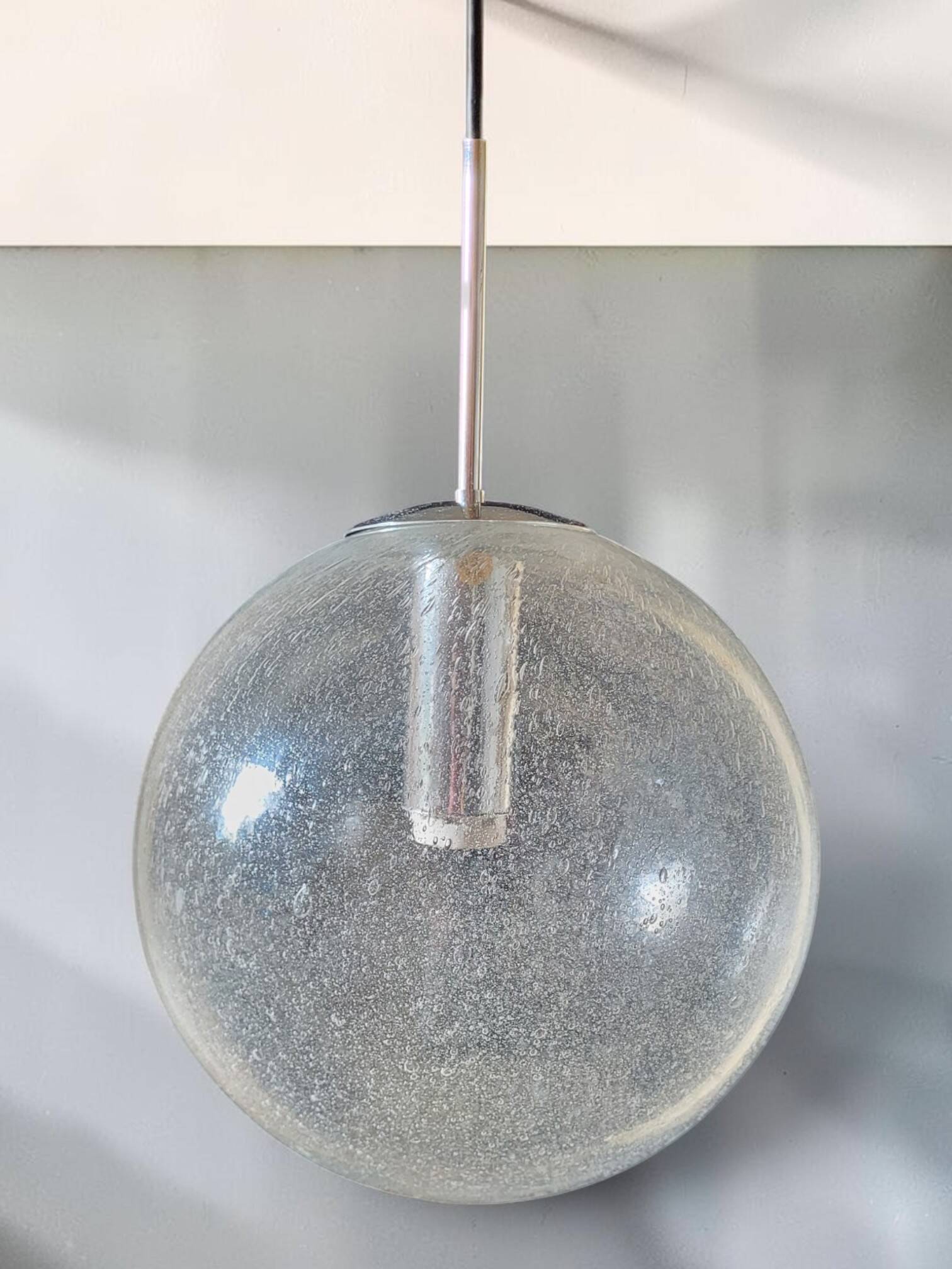 Suspension globe en verre soufflé bullé, monture chromée