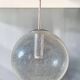 Suspension globe en verre soufflé bullé, monture chromée