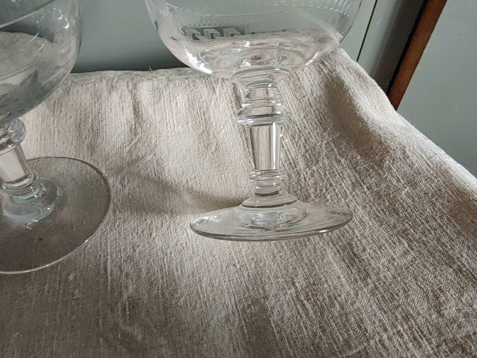 2 antique champagne glasses, engraved Empire frieze - Period 1900